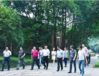 樂山市委常委、政法委書記廖磊一行 就長藥公司環(huán)保搬遷情況進行現(xiàn)場調(diào)研